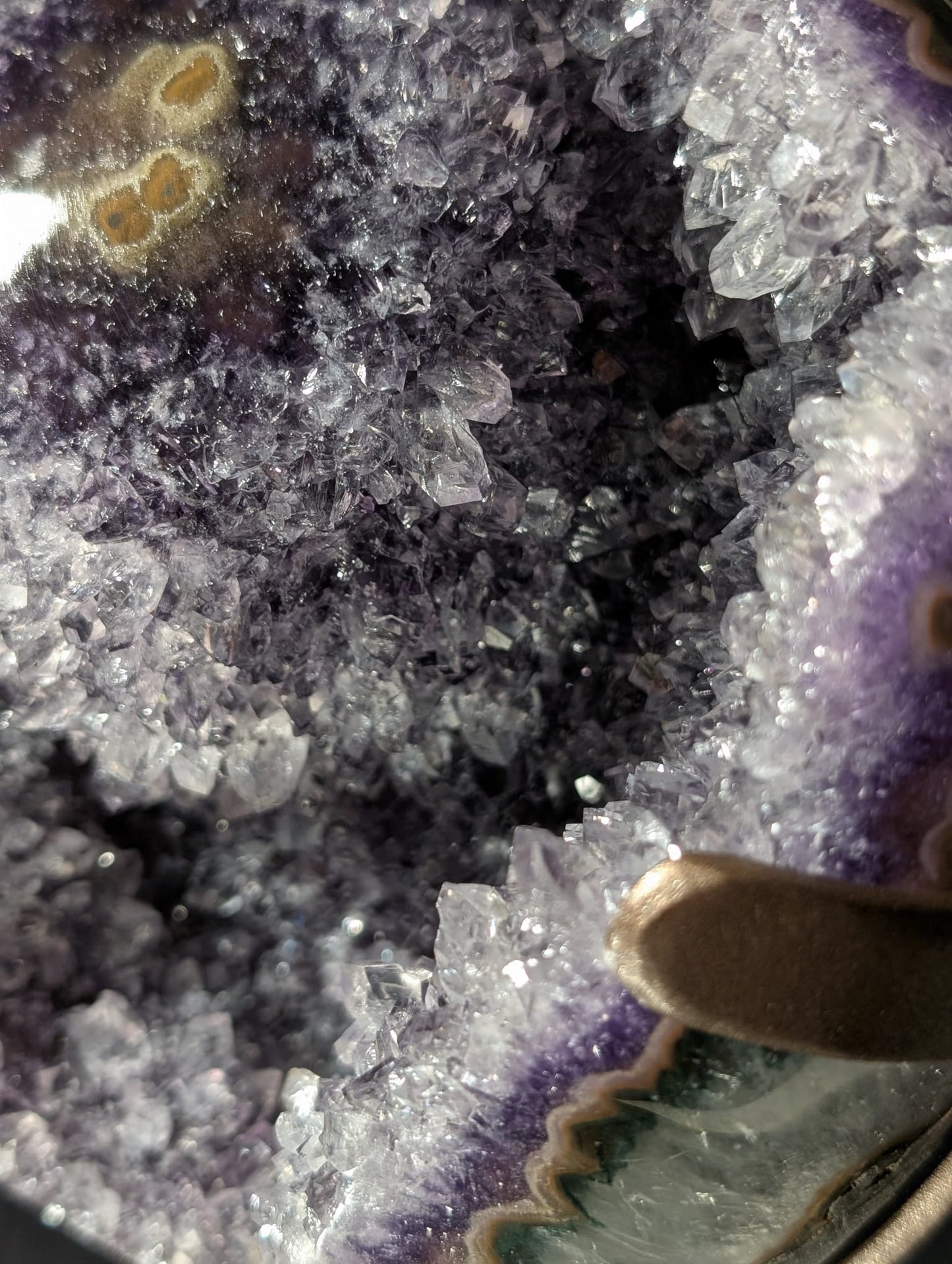 Amethyst-Geode mit Stalaktit