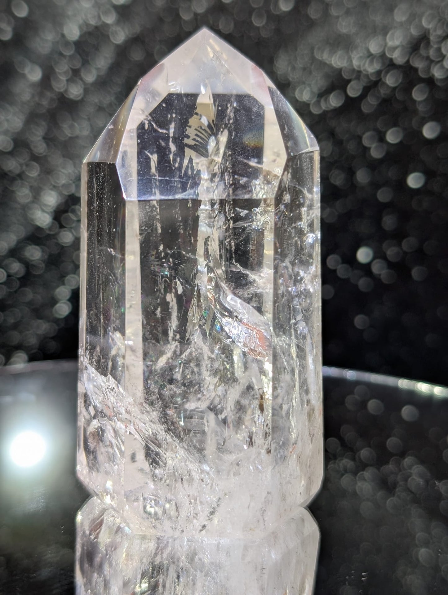 Bergkristall-Obelisk mit Regenbögen