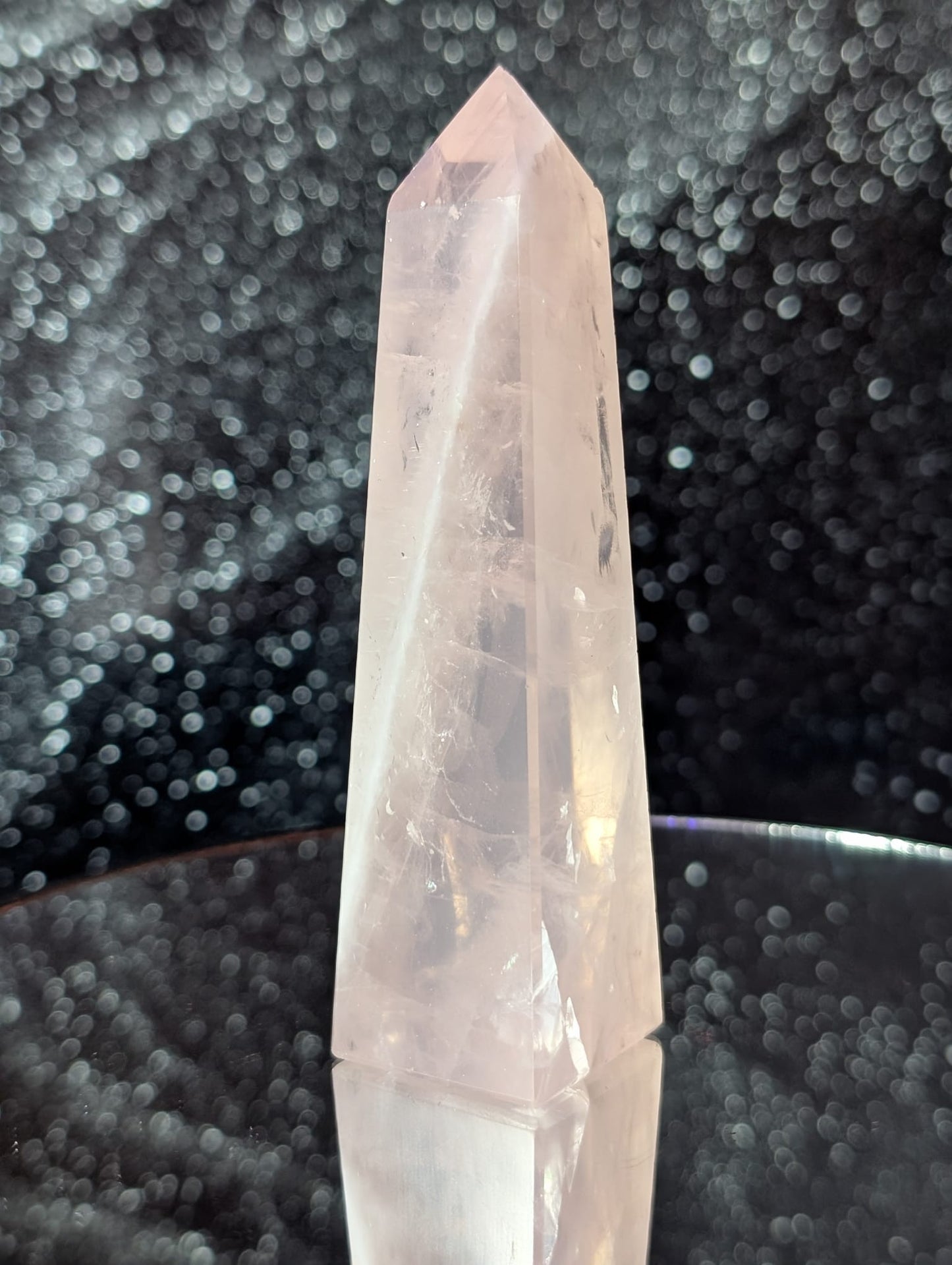 Rosenquarz mit Regenbögen – Kugel & Obelisk