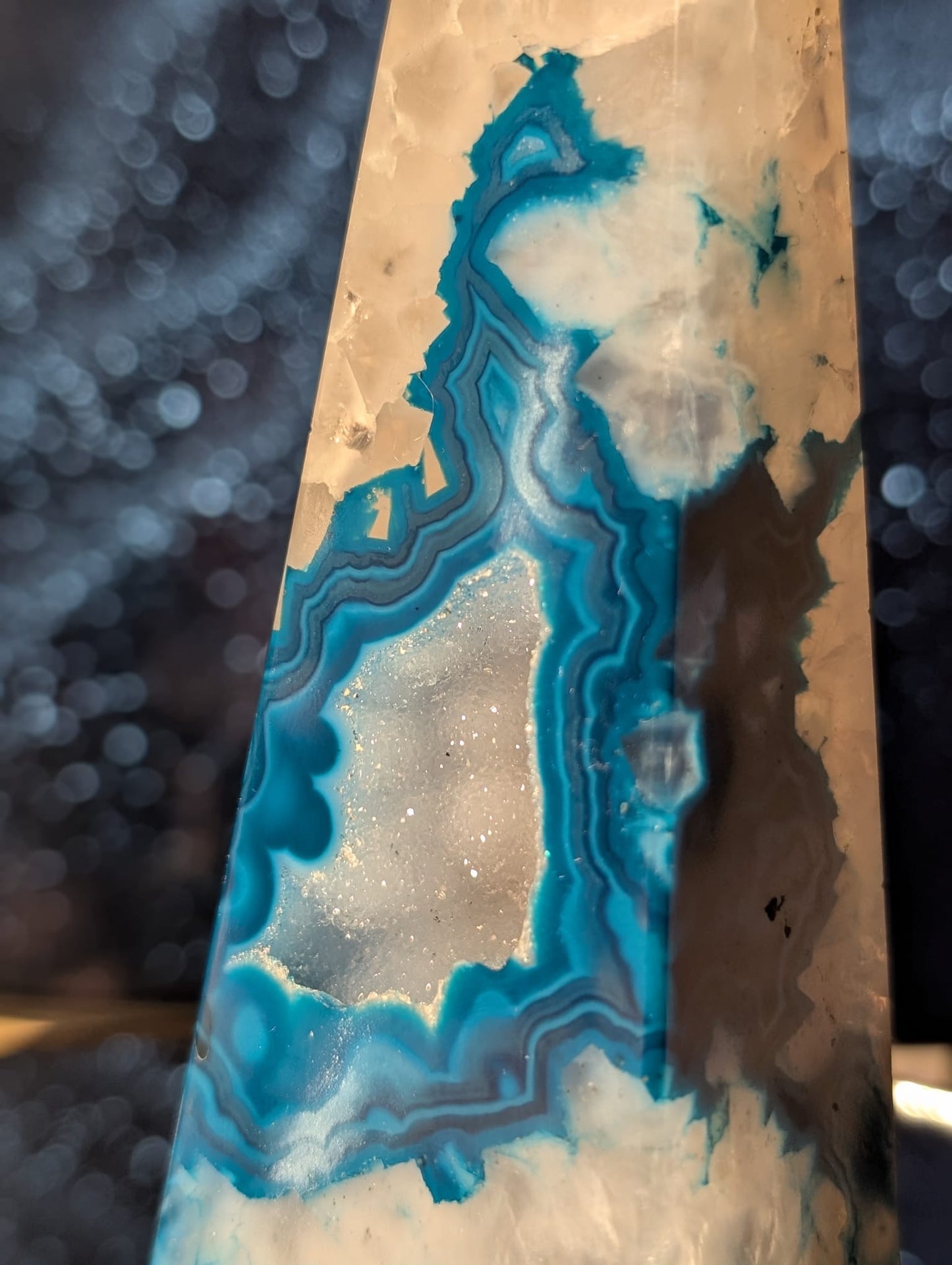 Achat-Obelisk mit Druzy & Regenbogenreflexen