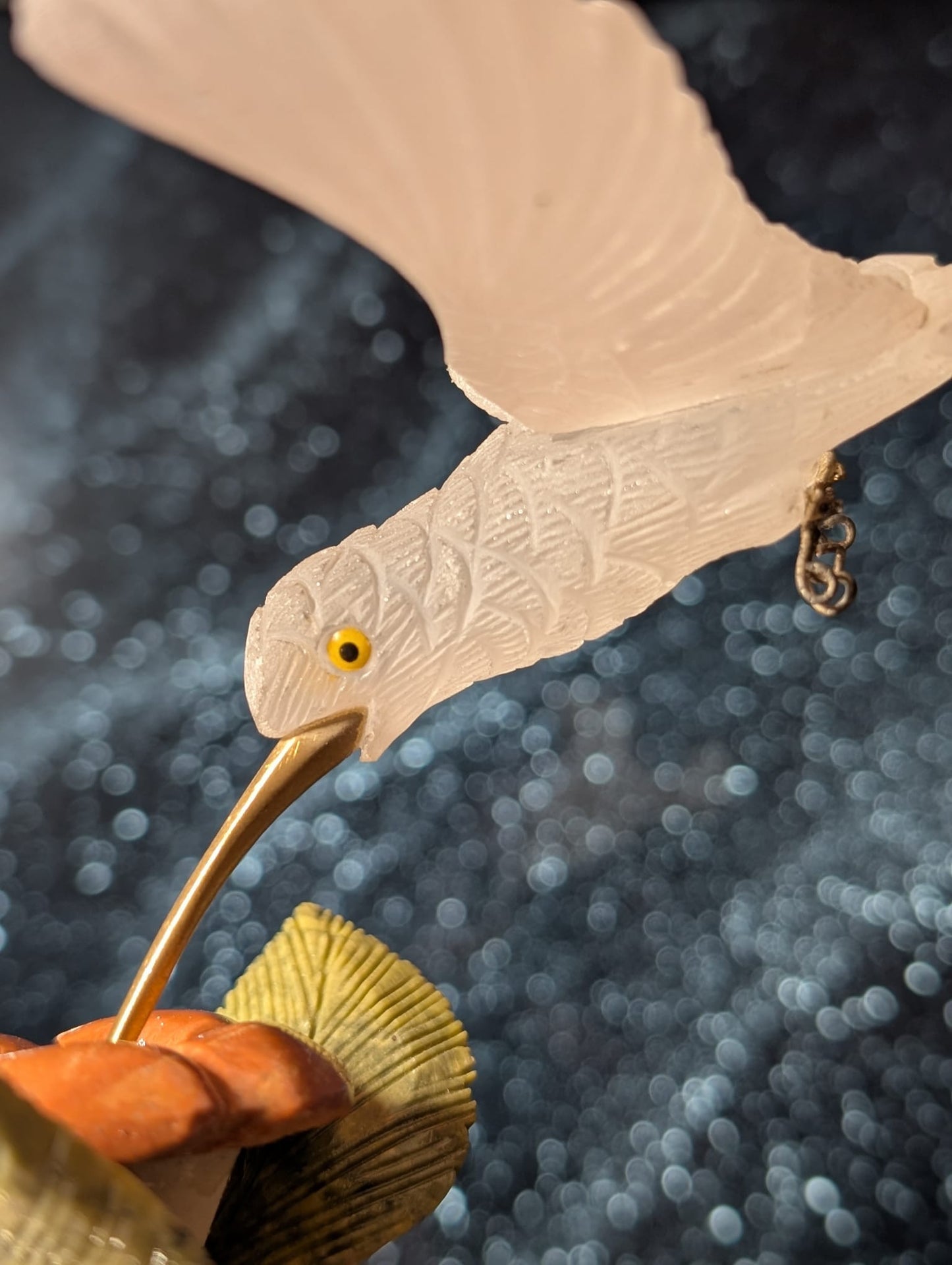 Kolibri auf Pyrit-Sockel (Selenit, Serpentin, Calcit)