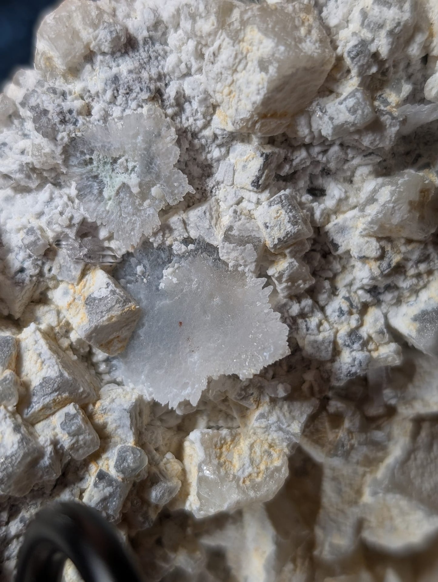 Zeolith–Amethyst Platte auf Quarz