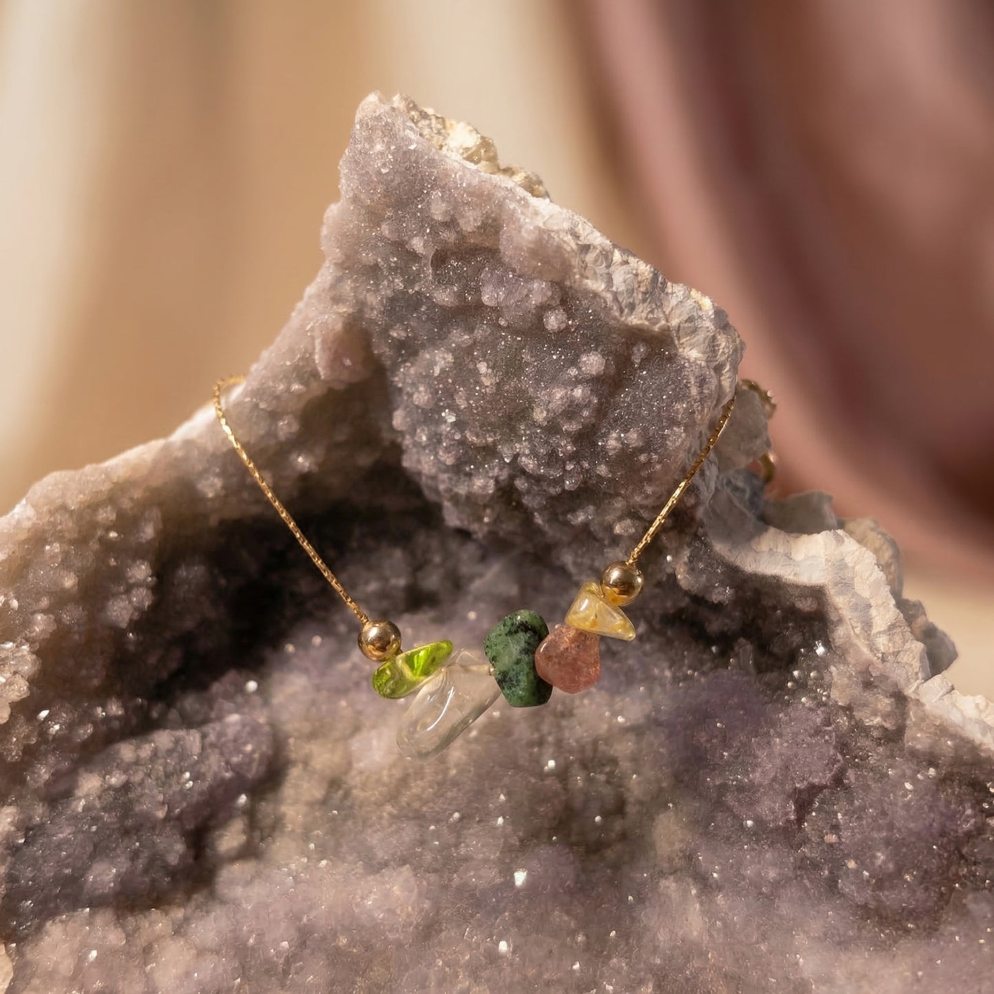 Lebensenergie- und Erdungs-Armband "Vital Roots" - Peridot - Moosachat - Rubin/Zoisit - Erdbeerquarz - Bernstein