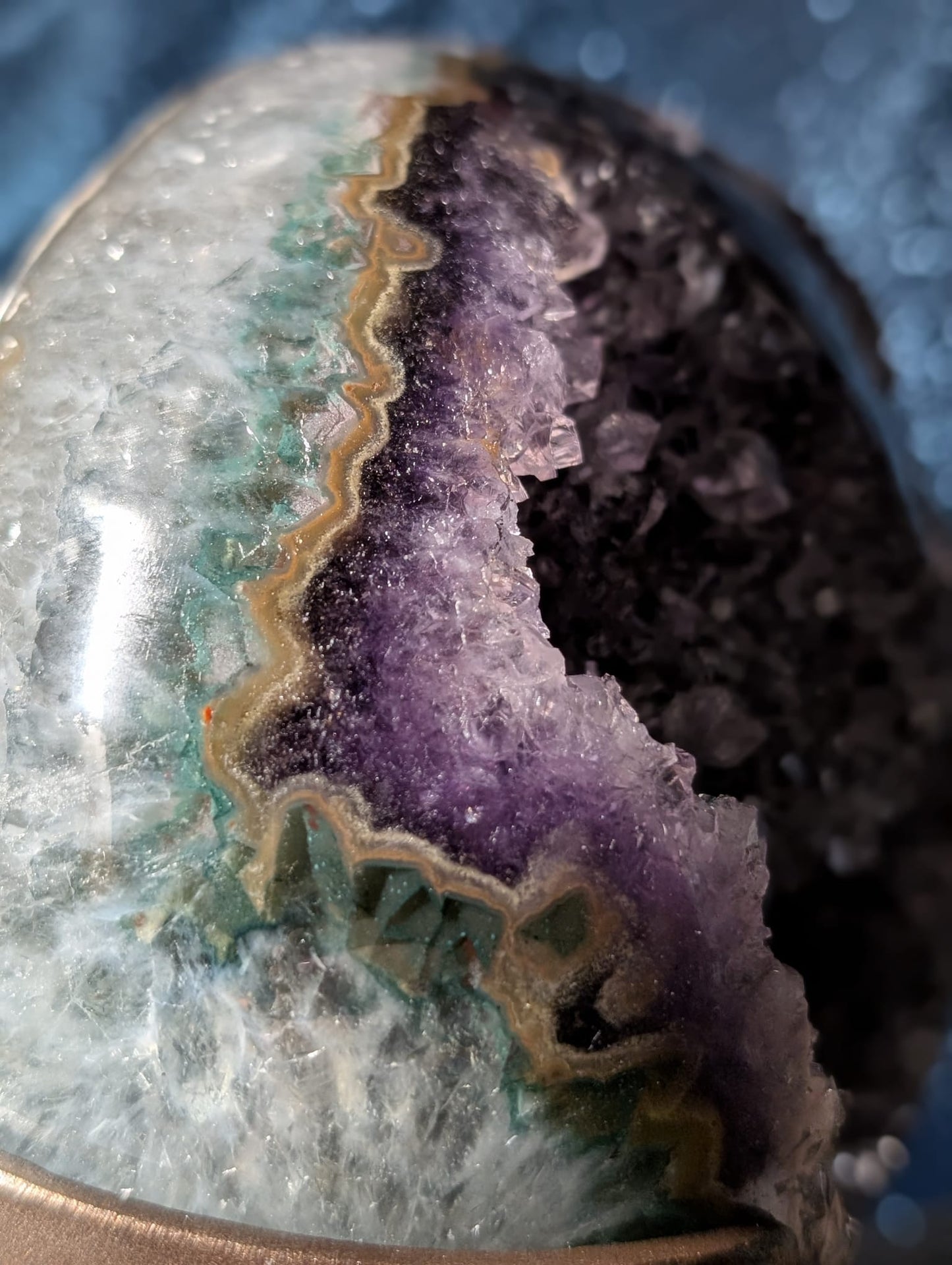 Amethyst-Geode mit Stalaktit