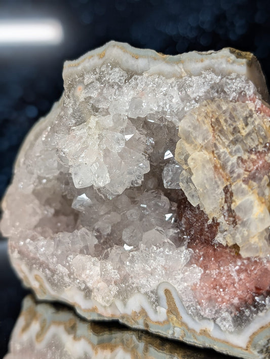 Amethyst-Geode mit Calcit