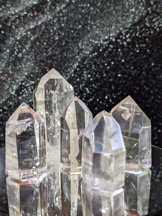 Bergkristall-Obelisk mit Regenbögen