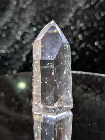 Bergkristall-Obelisk mit Regenbögen