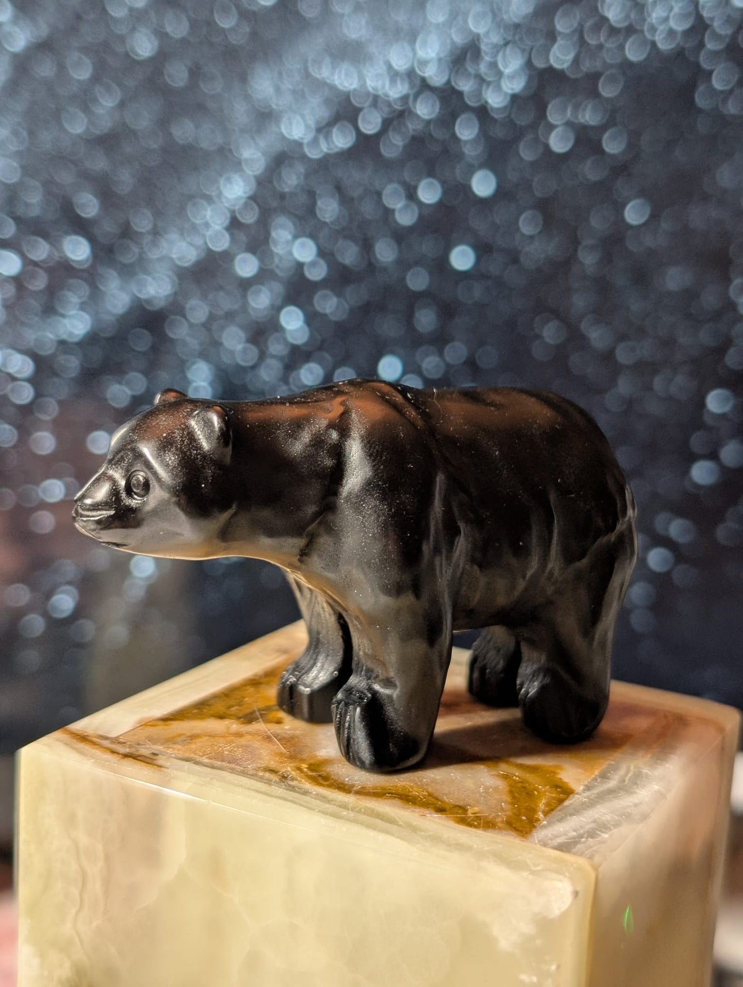 Bär aus schwarzem Obsidian