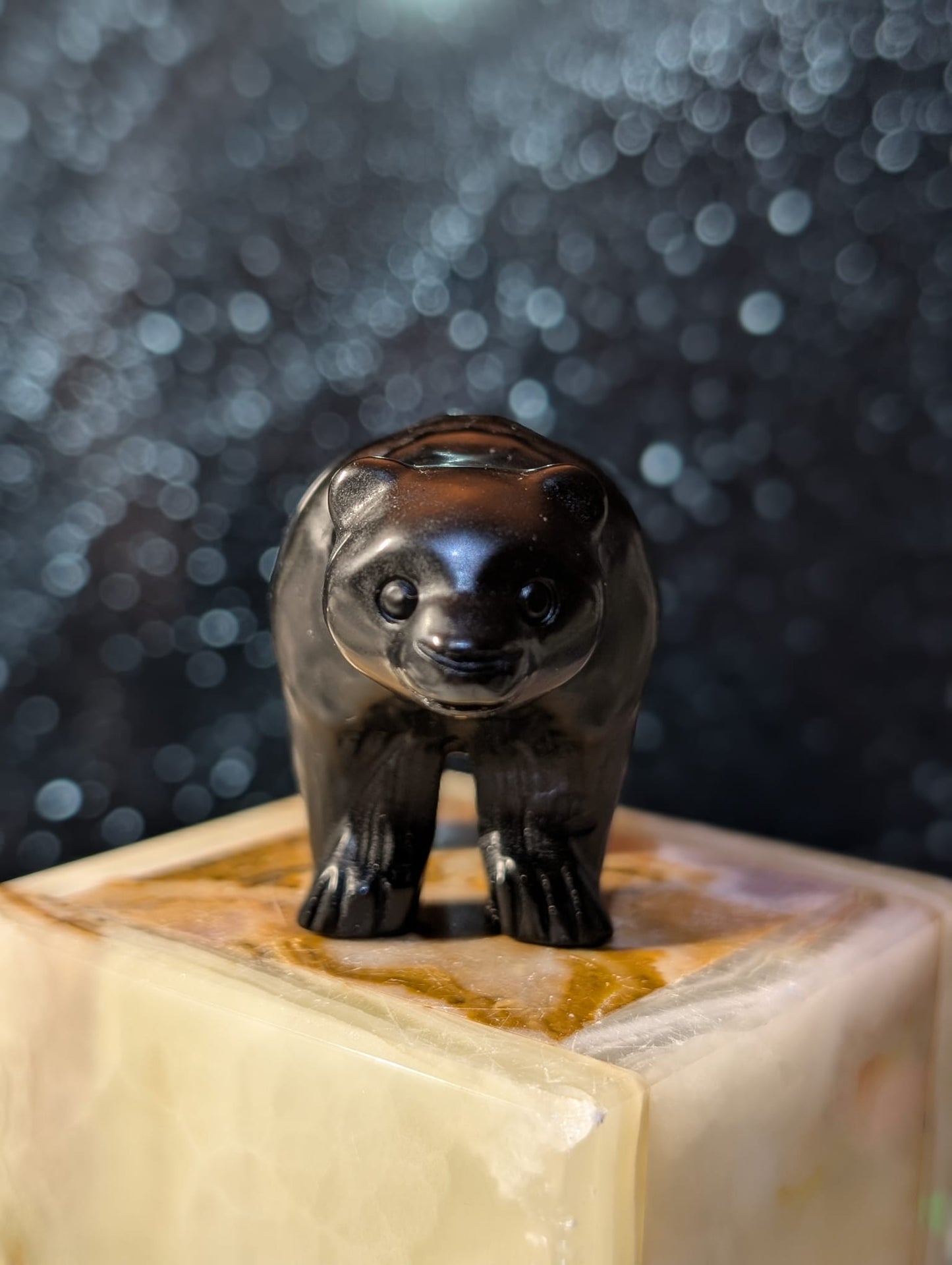 Bär aus schwarzem Obsidian