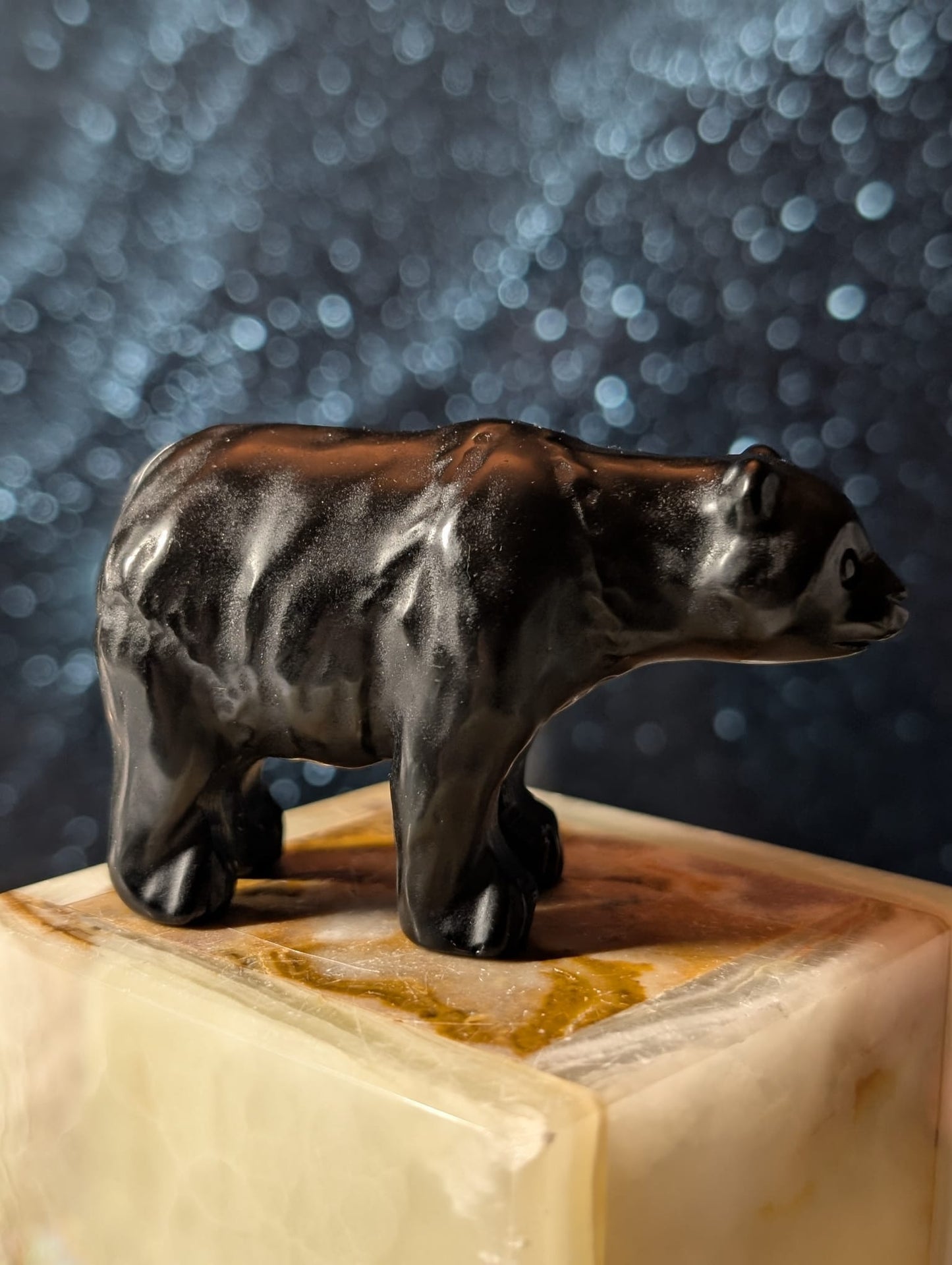 Bär aus schwarzem Obsidian