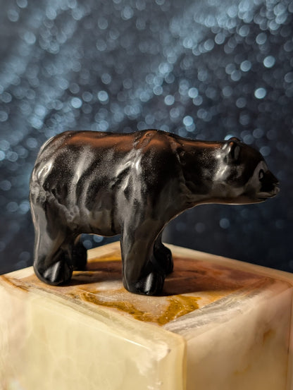 Bär aus schwarzem Obsidian