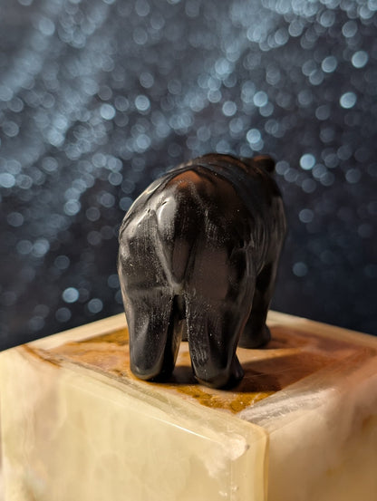 Bär aus schwarzem Obsidian