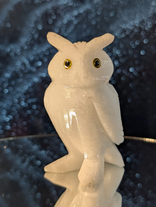 Weiße Jade Eulenfigur