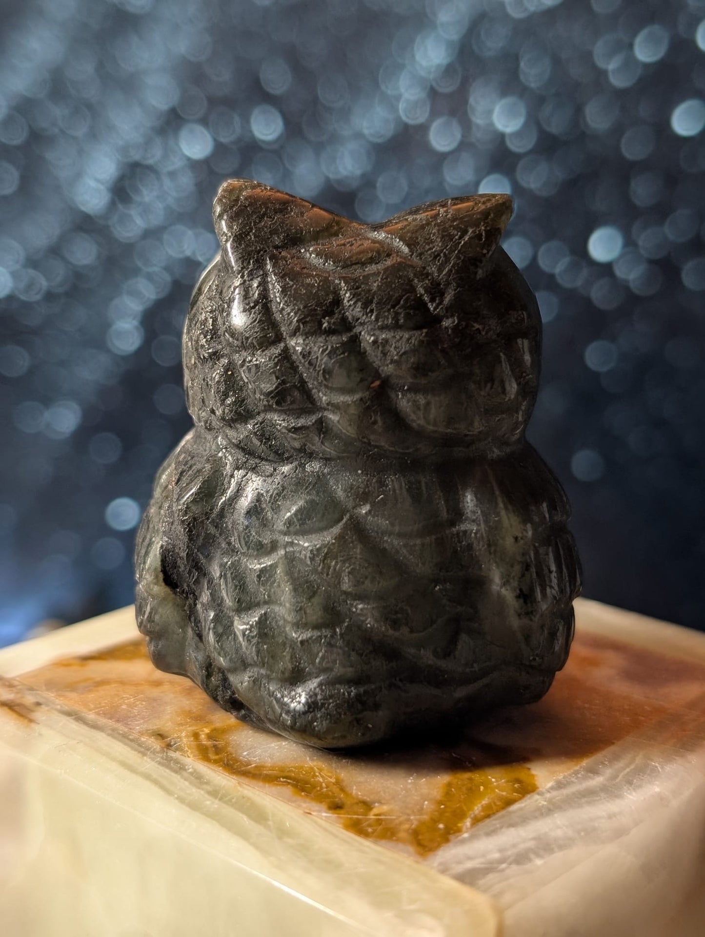 Eulen-Carving – Labradorit oder Mondstein