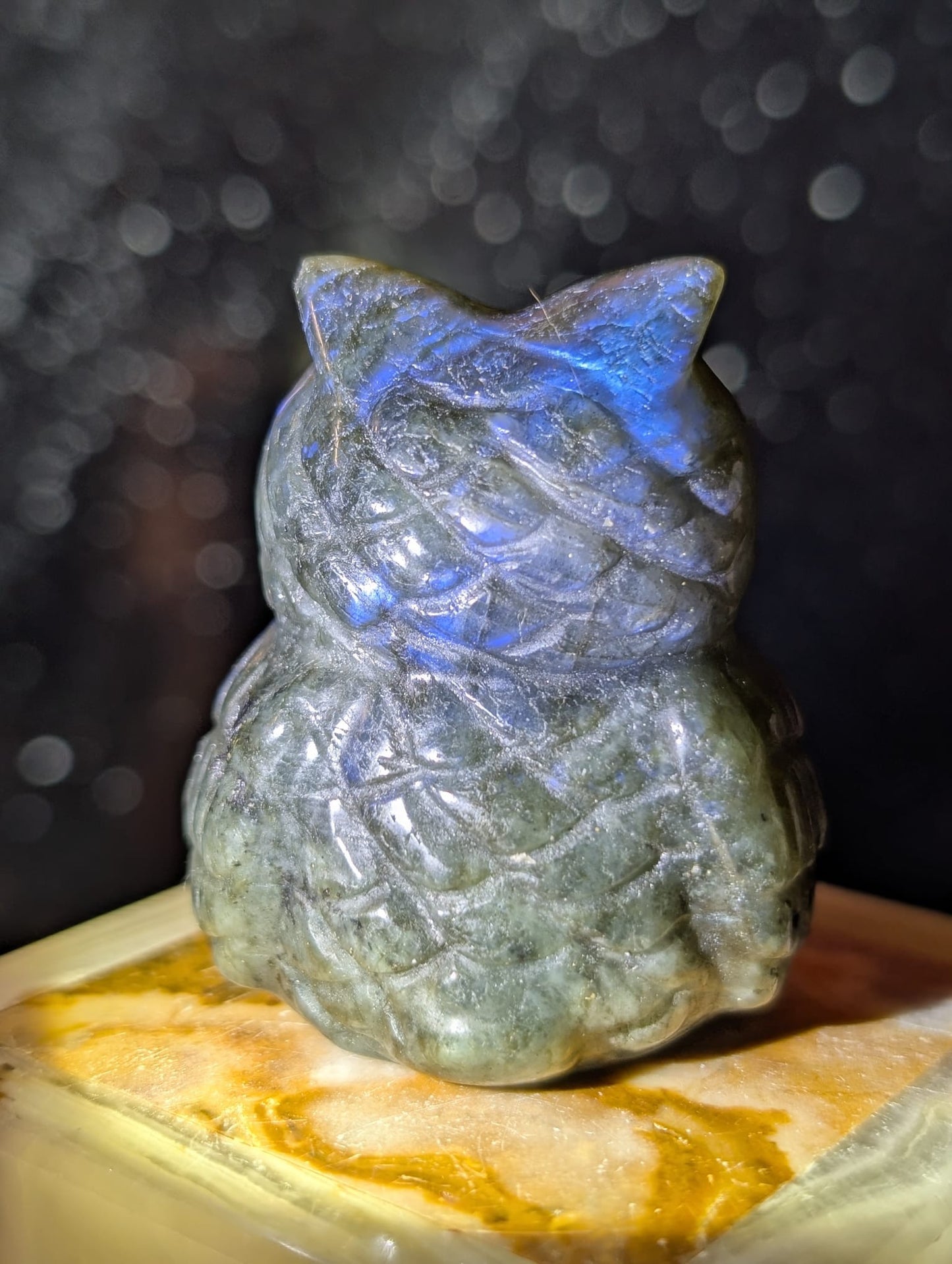 Eulen-Carving – Labradorit oder Mondstein