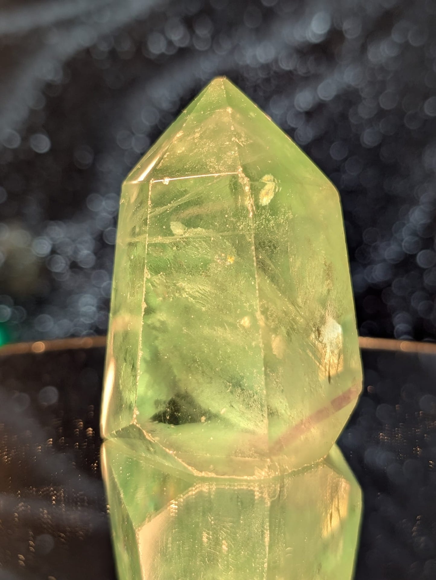 Grüner Fluorit Turm mit violetten Nuancen