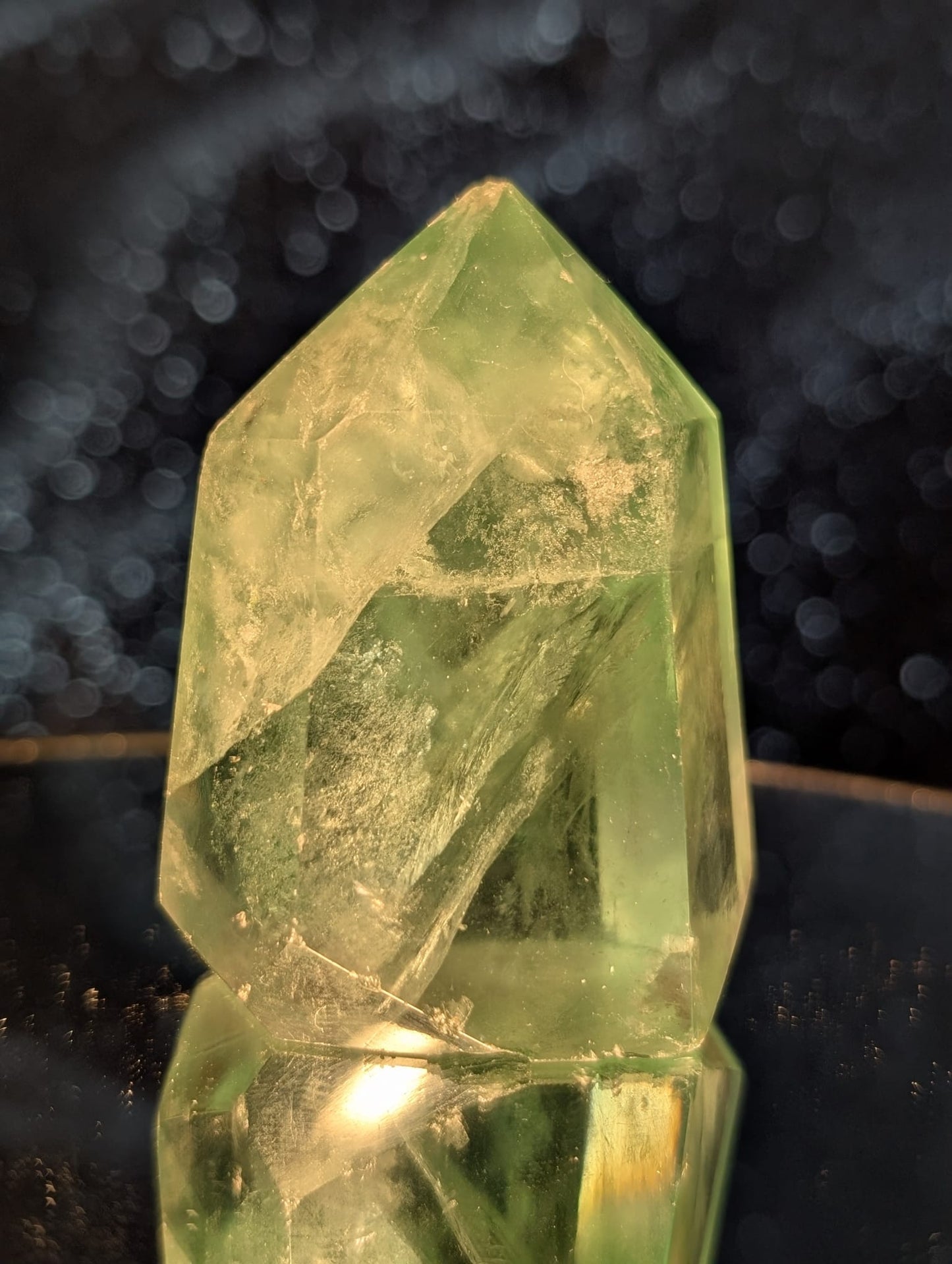 Grüner Fluorit Turm mit violetten Nuancen