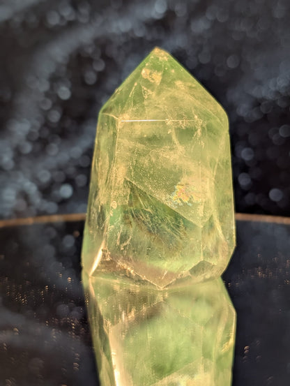 Grüner Fluorit Turm mit violetten Nuancen