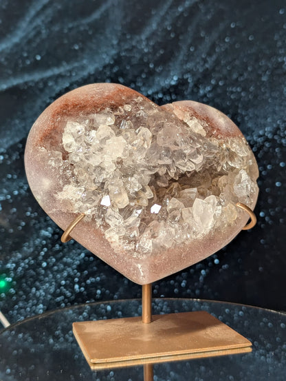 Pink Amethyst-Herz mit Druzy auf Stand