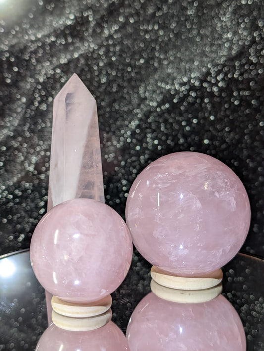 Rosenquarz mit Regenbögen – Kugel & Obelisk