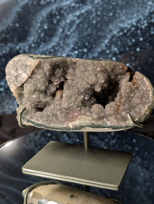 Amethyst-Stück mit mehrfarbigem Chlorit