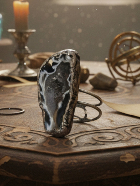 Arcana III – Die Stimme der Tiefe (Achat-Druzy-Ring)