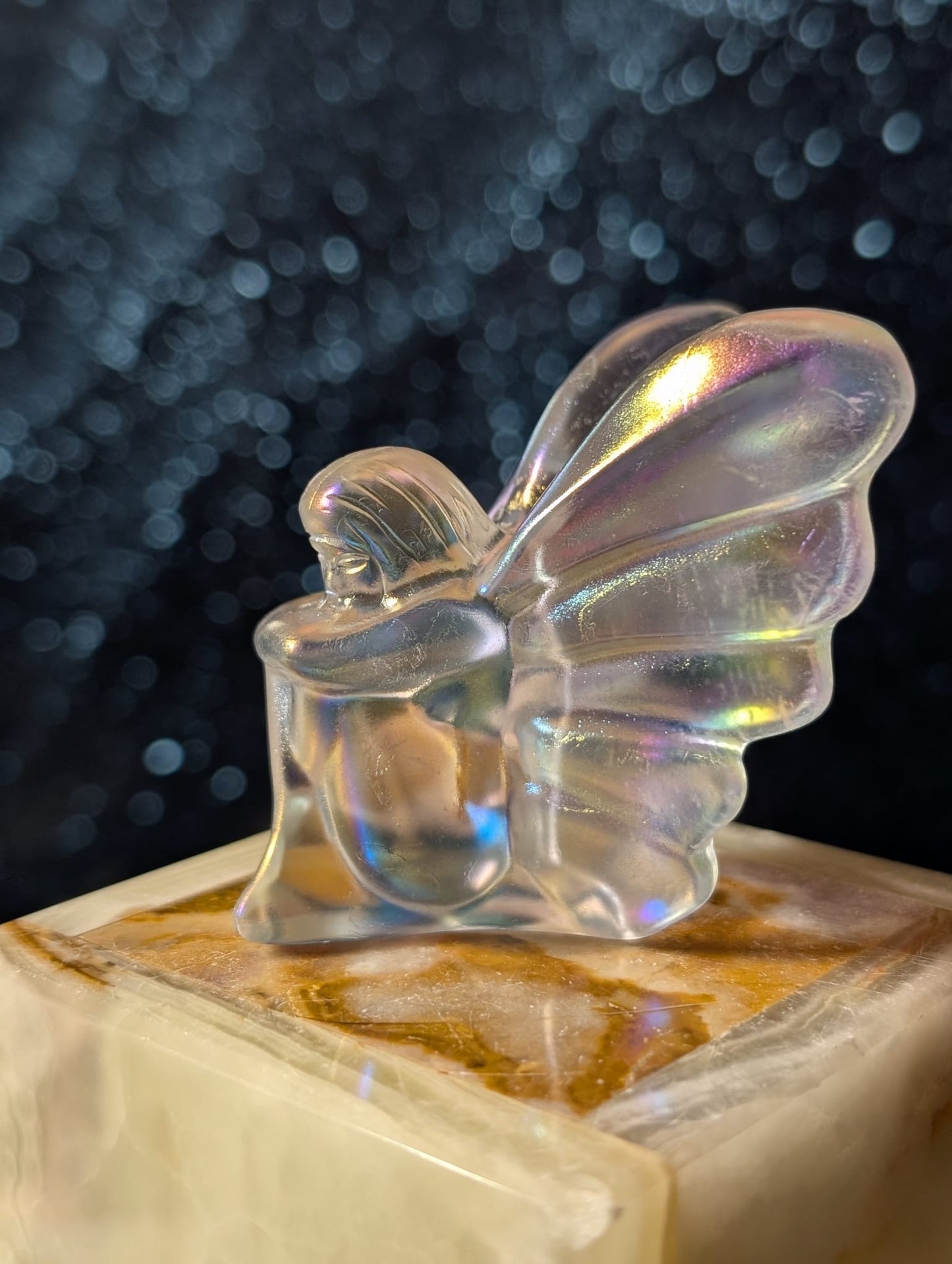 Schmetterlingselfe aus Bergkristall – Regenbogen-Aura
