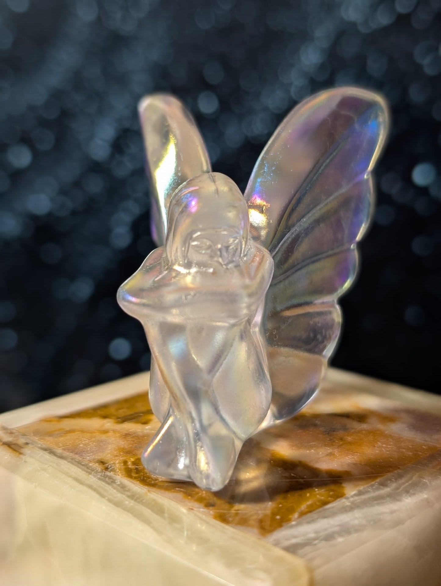 Schmetterlingselfe aus Bergkristall – Regenbogen-Aura