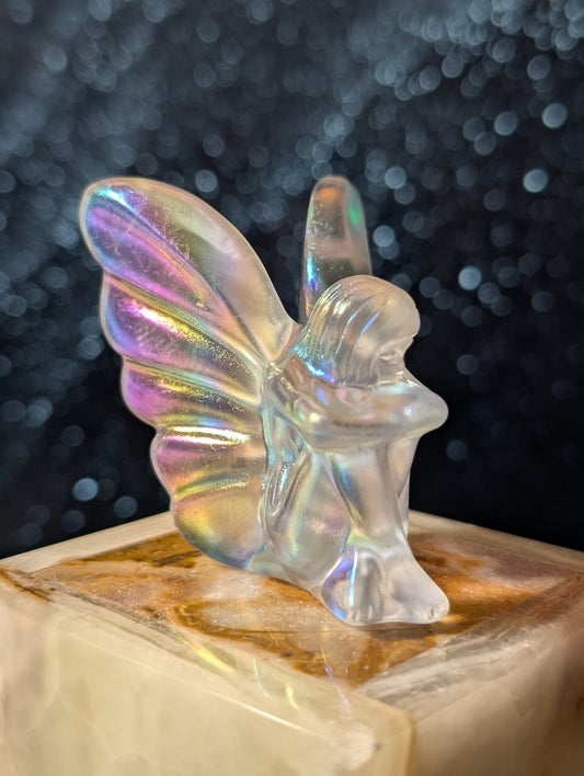 Schmetterlingselfe aus Bergkristall – Regenbogen-Aura