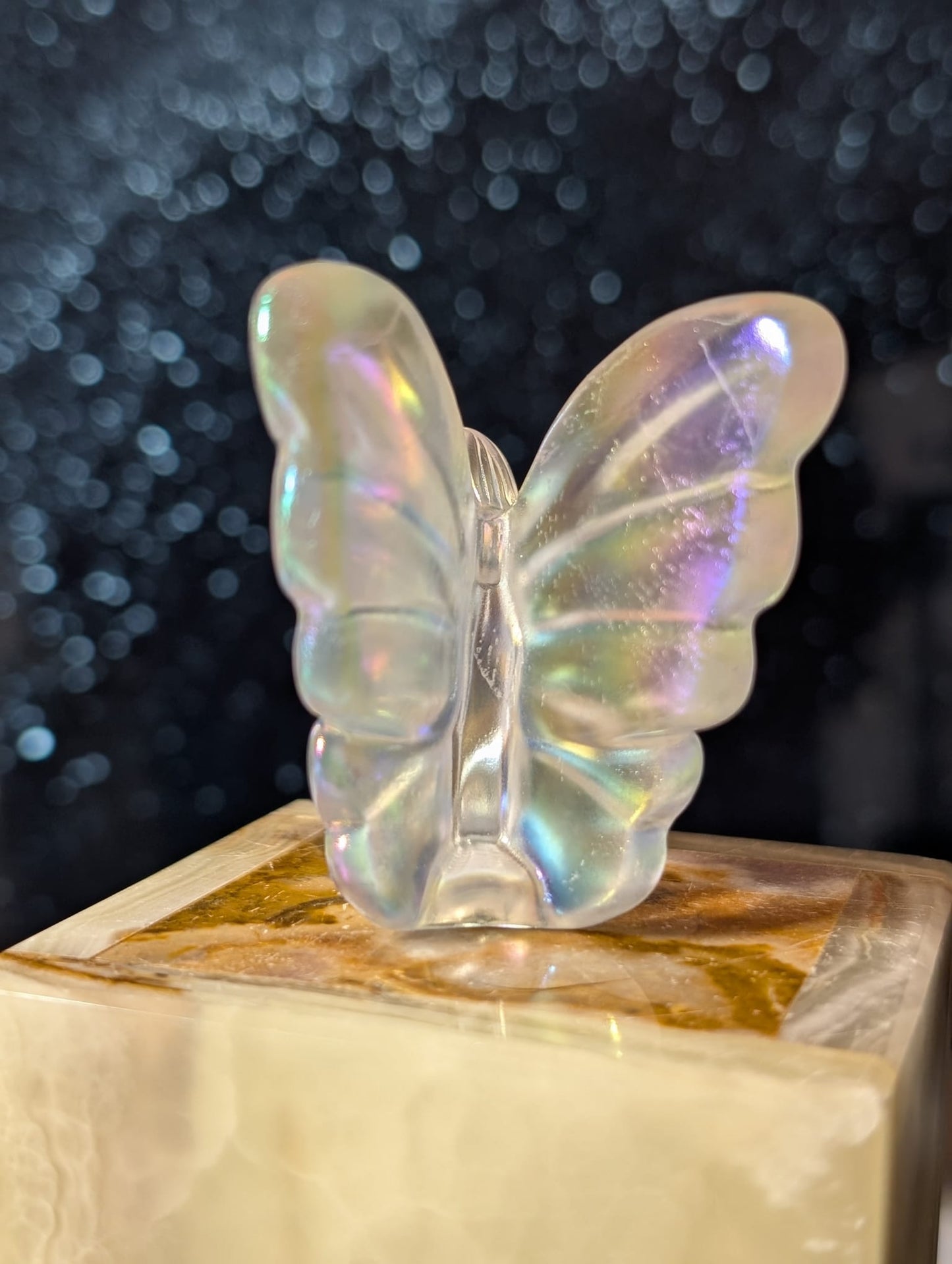 Schmetterlingselfe aus Bergkristall – Regenbogen-Aura
