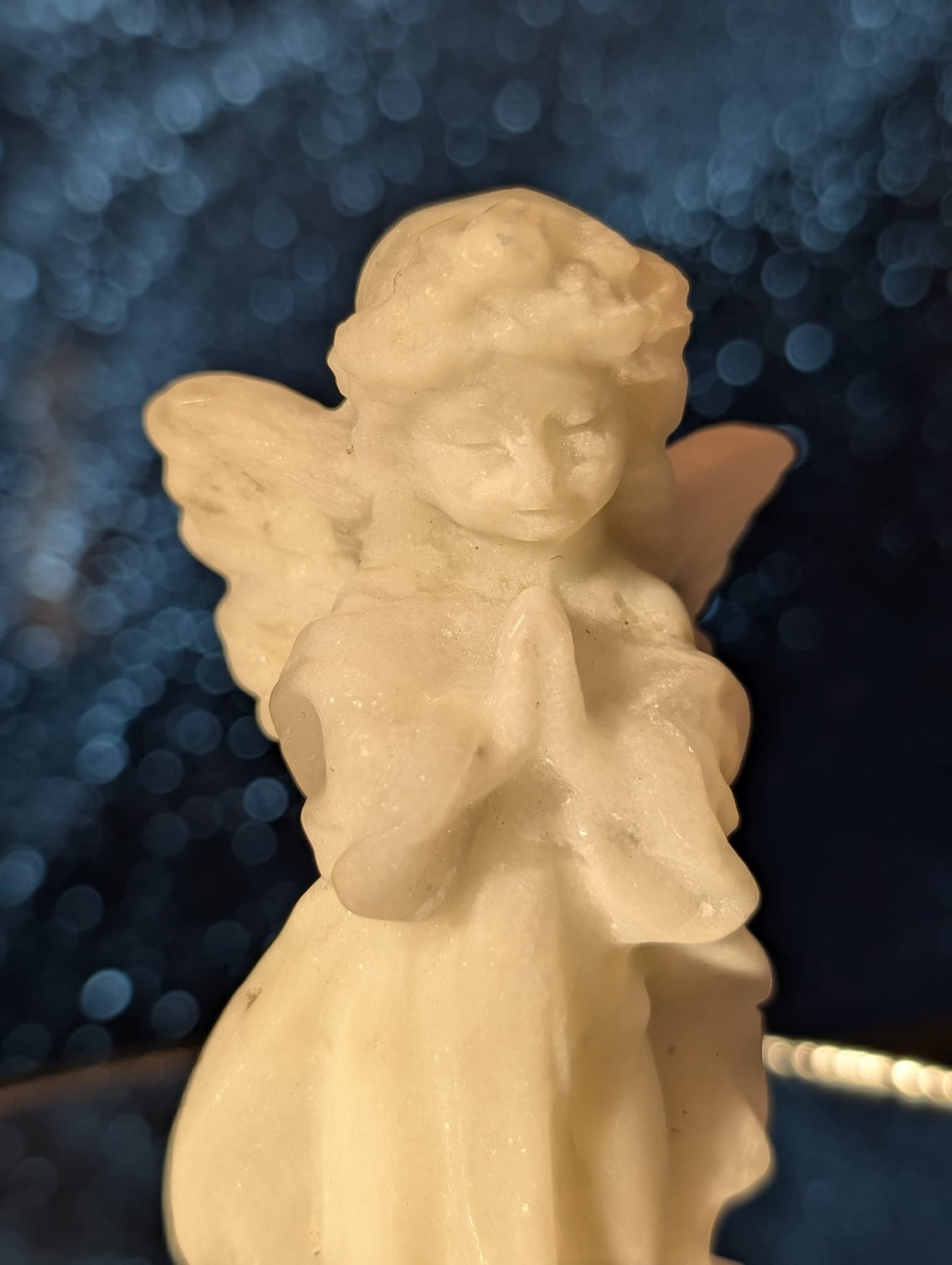 Engelsfiguren aus weißer Jade, Granat & Picasso-Jaspis