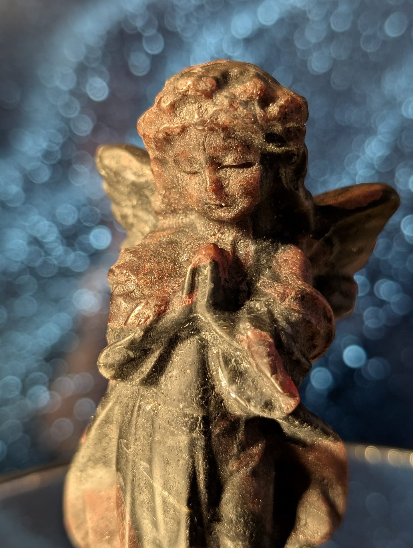 Engelsfiguren aus weißer Jade, Granat & Picasso-Jaspis