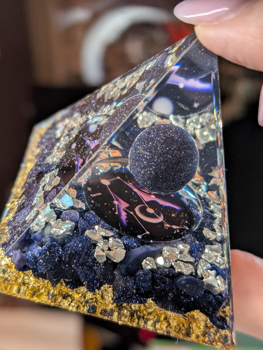 Orgonit-Kristall-Pyramide Sternzeichen 6 cm