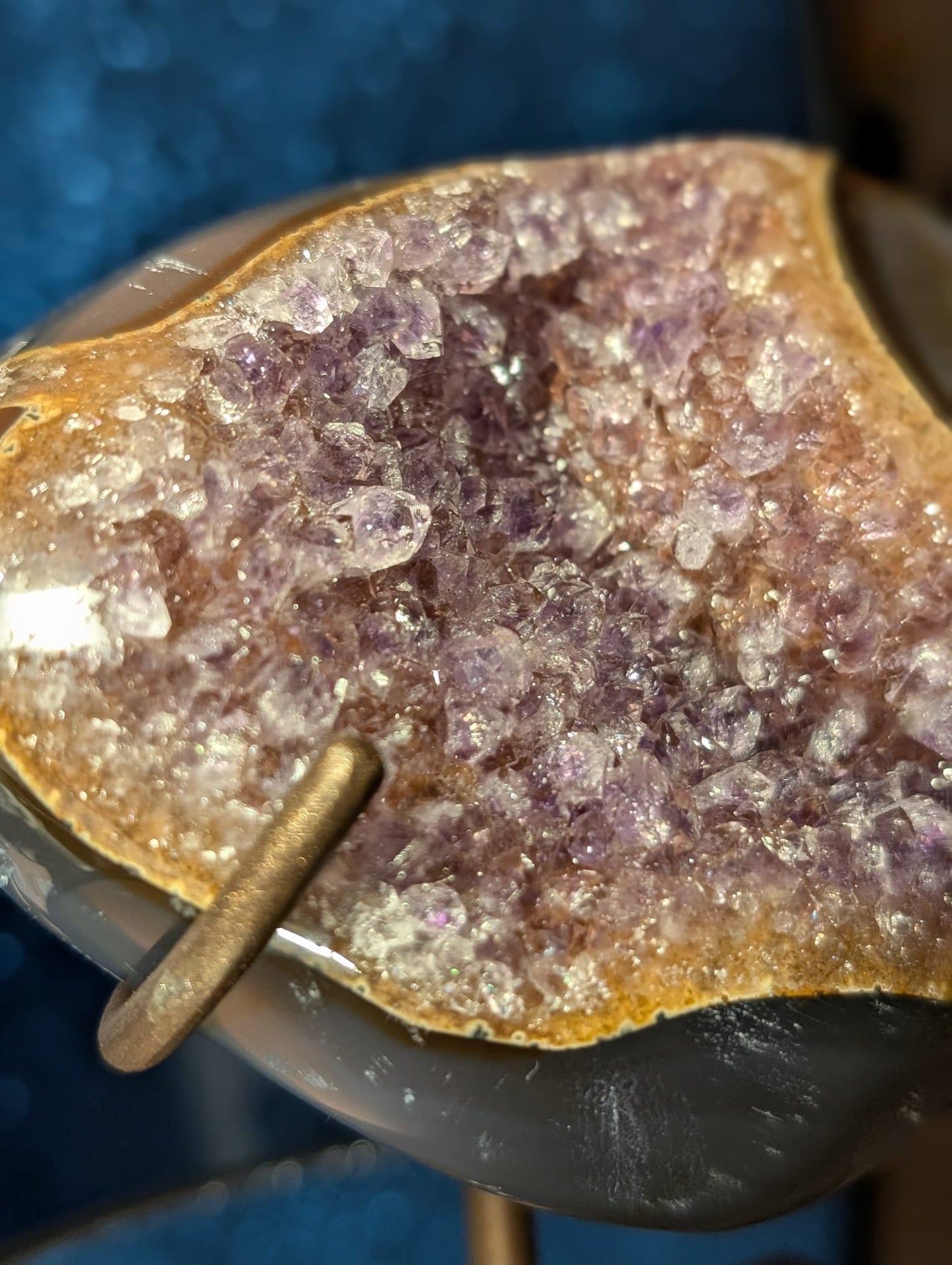 Amethyst-Geode auf Stand