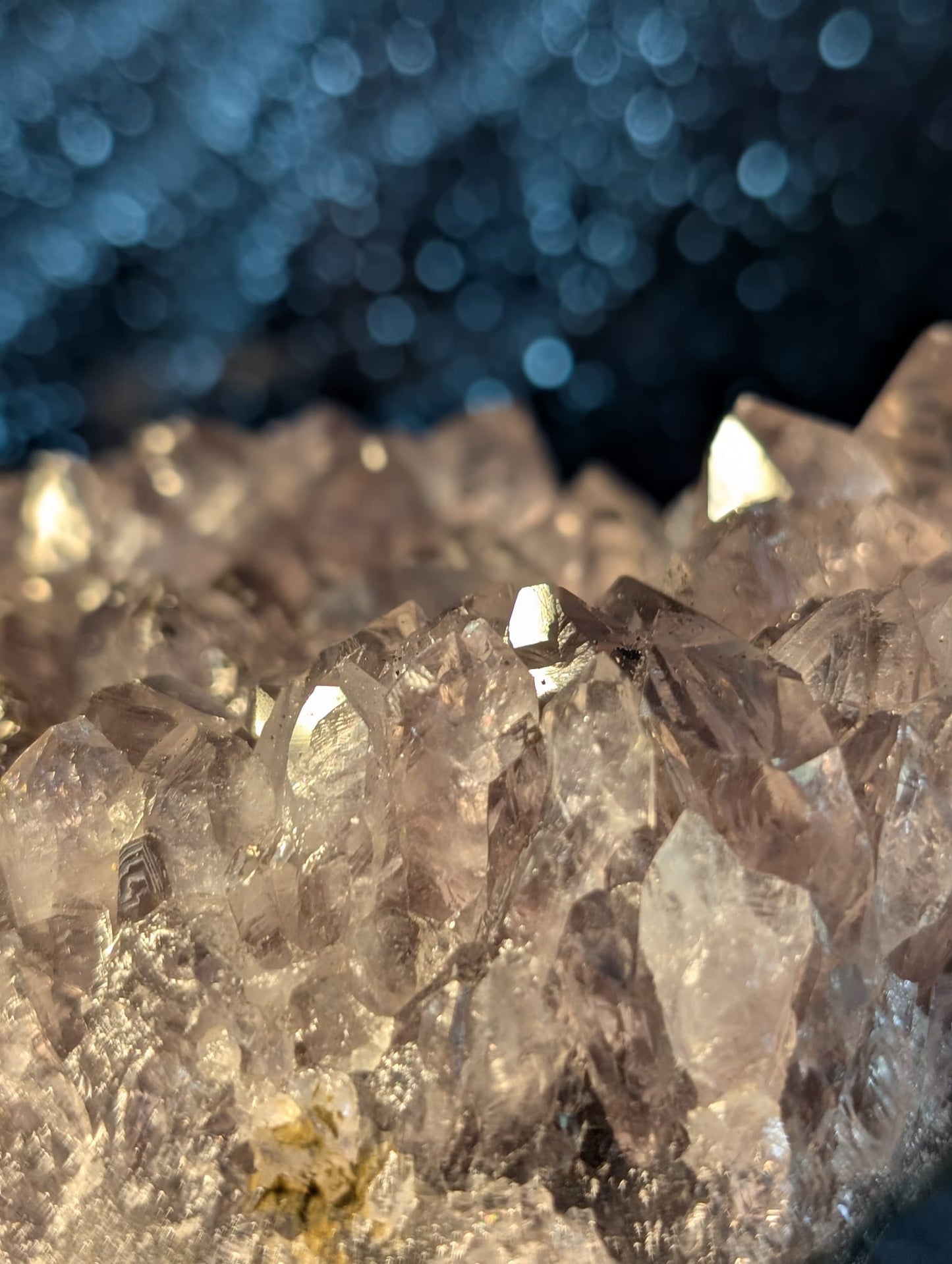 Großer Amethyst-Cluster mit Calcit – 1,32 kg