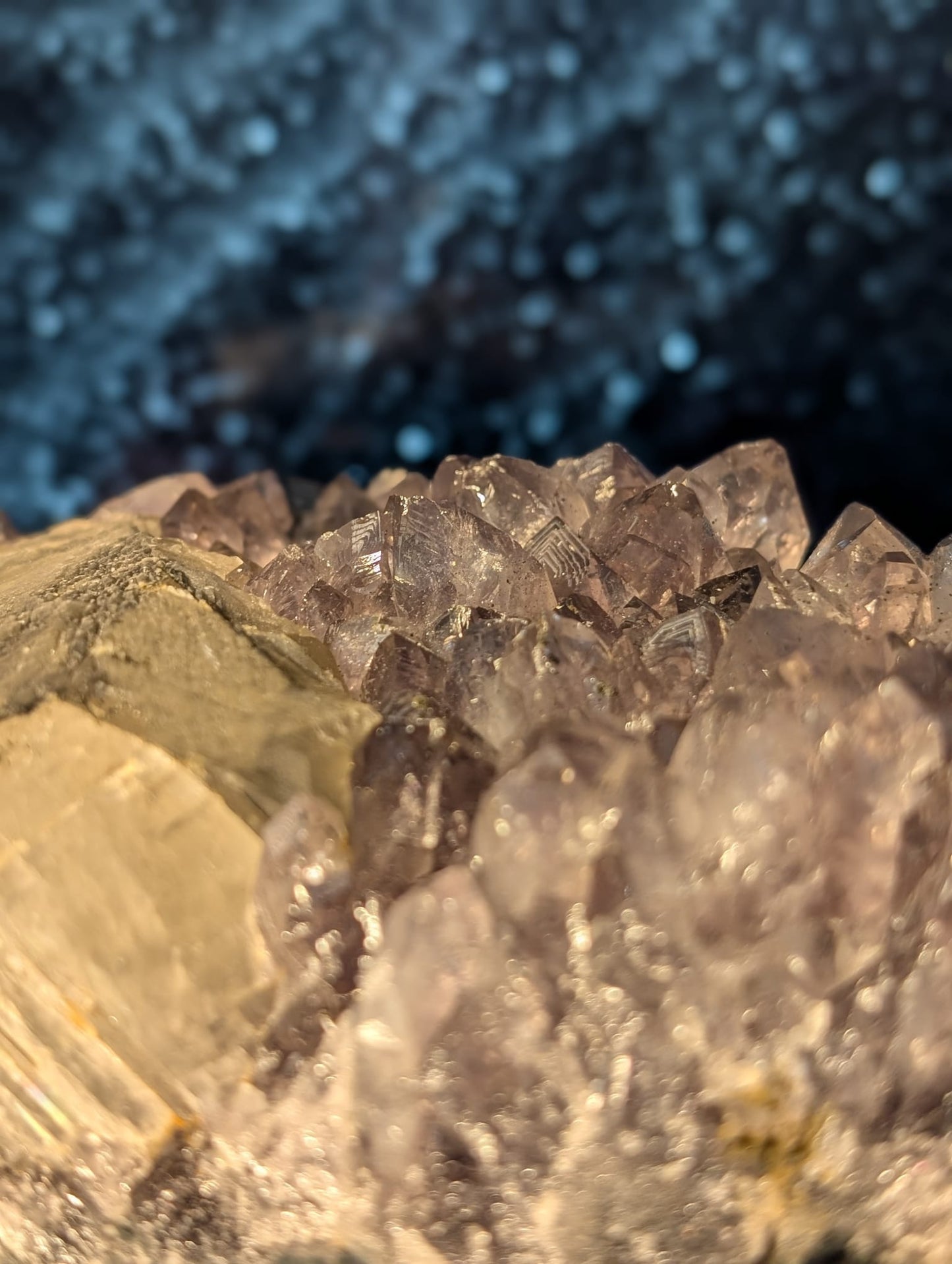 Großer Amethyst-Cluster mit Calcit – 1,32 kg