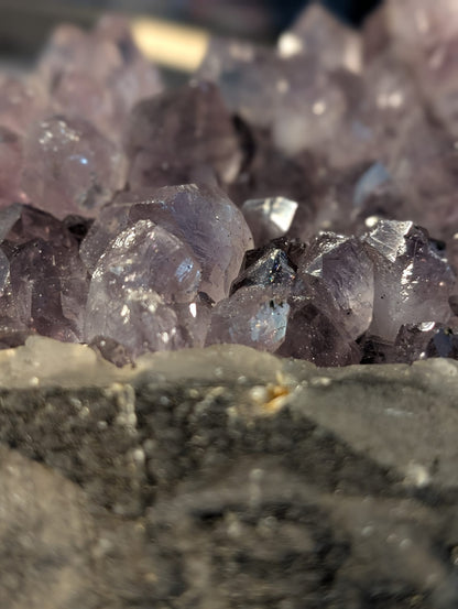 Großer Amethyst-Cluster mit Calcit – 1,32 kg