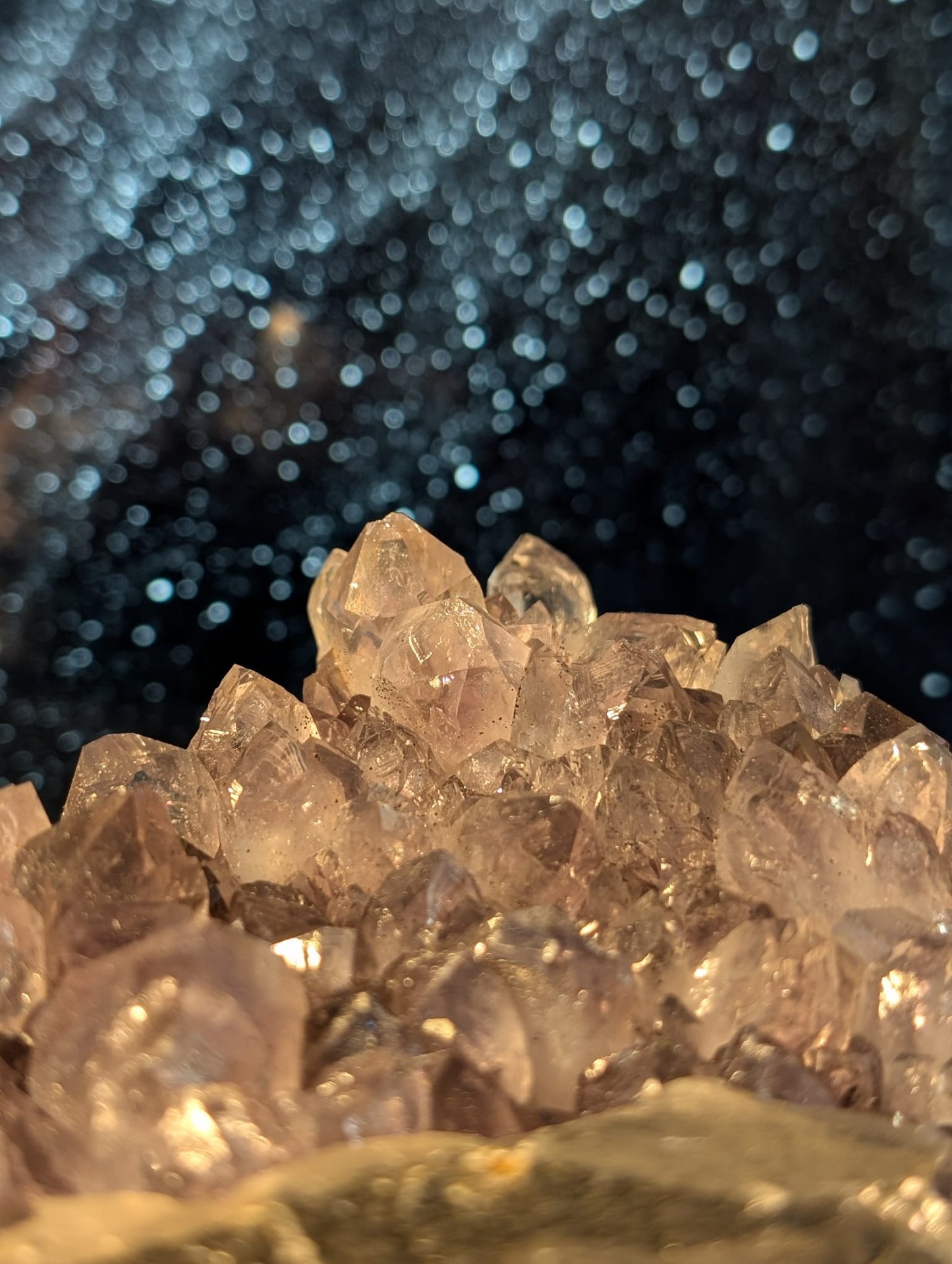 Großer Amethyst-Cluster mit Calcit – 1,32 kg