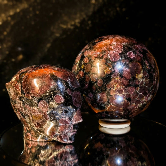 Granat in Astrophyllit – Kugel & Schädel