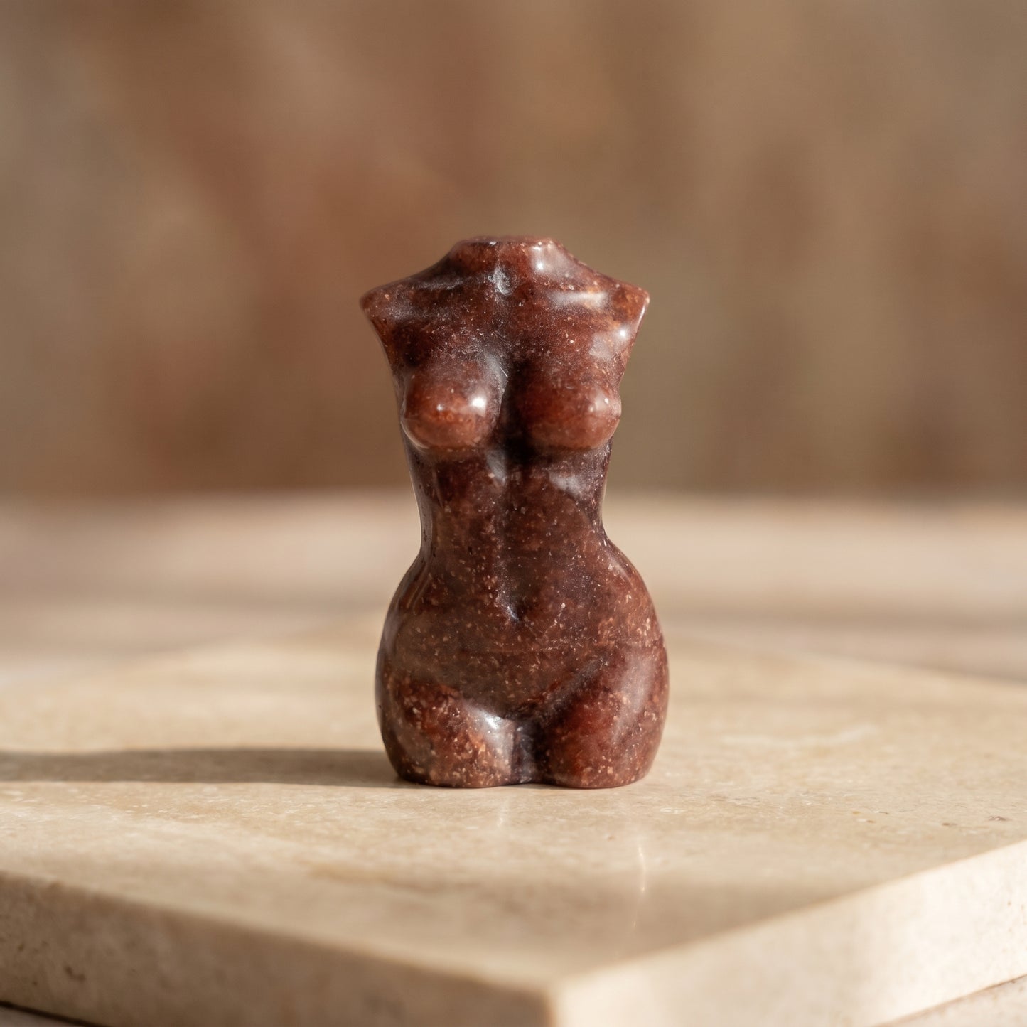Frauenkörper Body aus Erdbeerquarz – sinnliche Skulptur der Weiblichkeit & Selbstliebe
