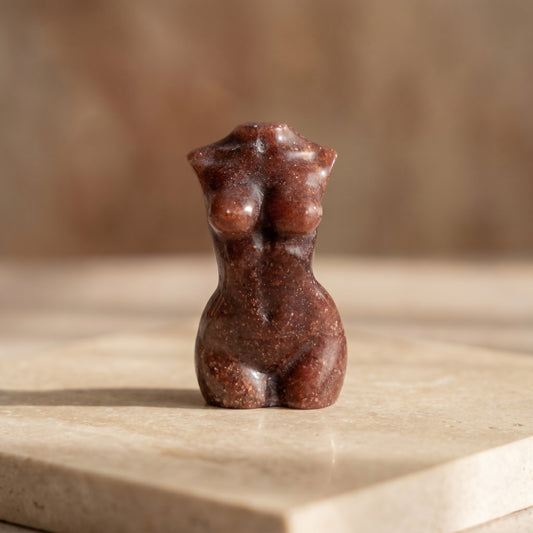 Frauenkörper Body aus Erdbeerquarz – sinnliche Skulptur der Weiblichkeit & Selbstliebe