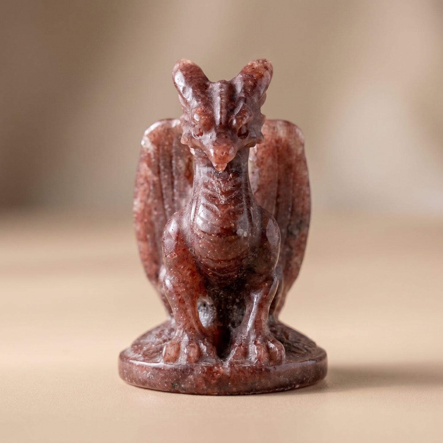 Drache aus Erdbeerquarz – kraftvolle Kristallfigur für Herzenergie & innere Stärke