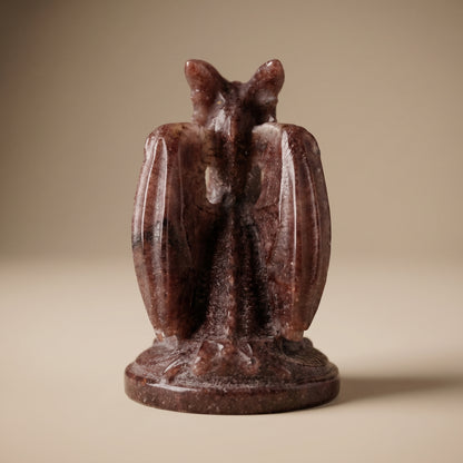 Drache aus Erdbeerquarz – kraftvolle Kristallfigur für Herzenergie & innere Stärke