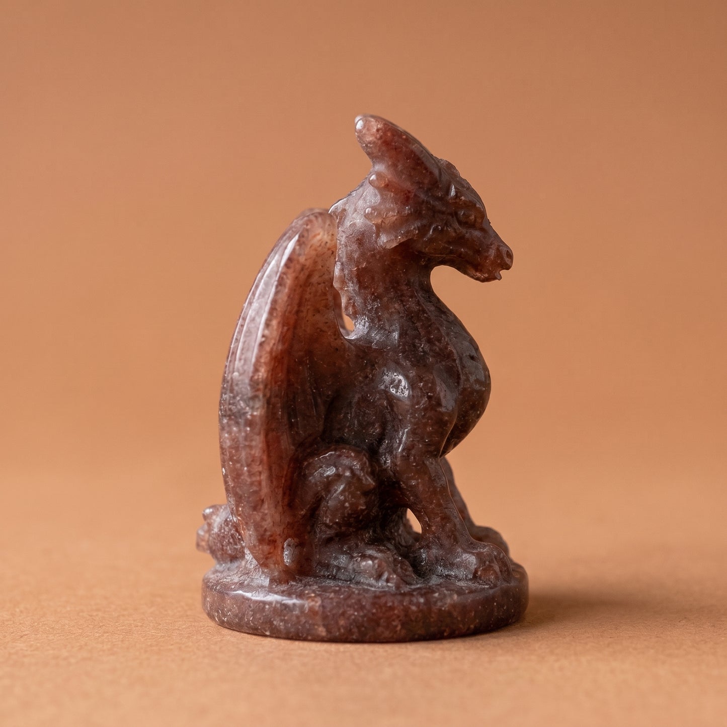 Drache aus Erdbeerquarz – kraftvolle Kristallfigur für Herzenergie & innere Stärke