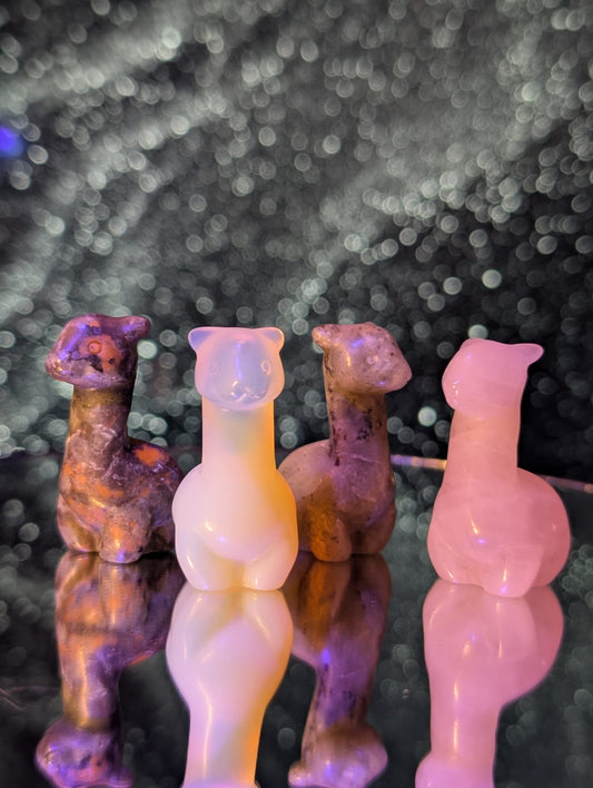 Lama-Carving – Opalith, Rosenquarz, Yooperlite & Labradorit