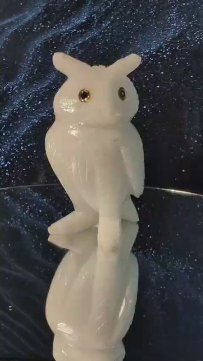 Weiße Jade Eulenfigur