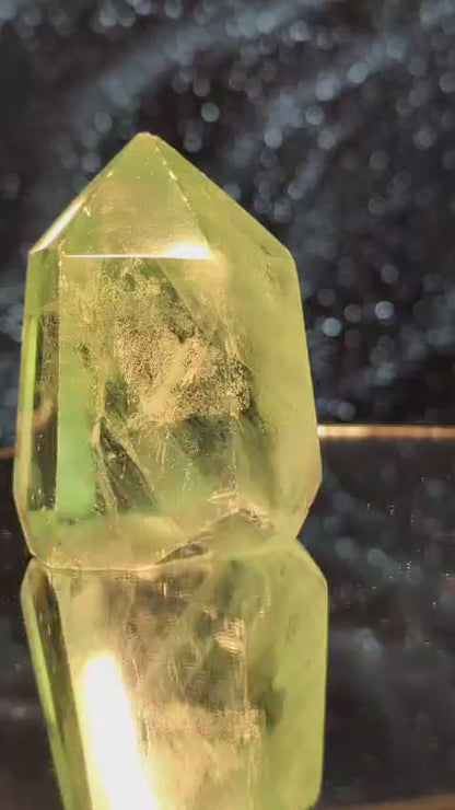 Grüner Fluorit Turm mit violetten Nuancen