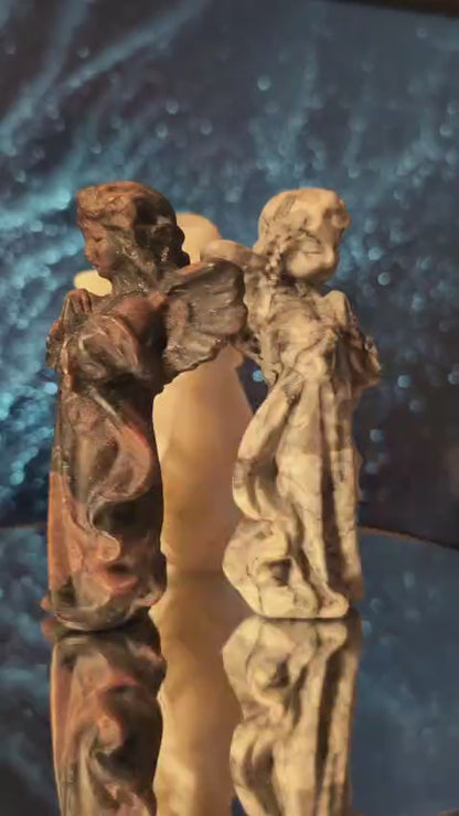 Engelsfiguren aus weißer Jade, Granat & Picasso-Jaspis