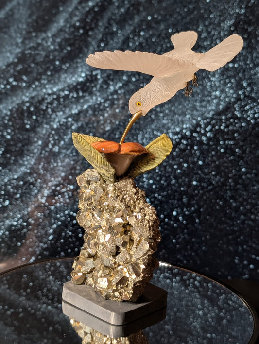 Kolibri auf Pyrit-Sockel (Selenit, Serpentin, Calcit)